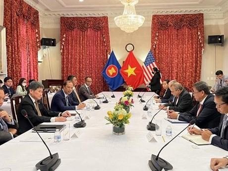 El embajador vietnamita en Estados Unidos, Nguyen Quoc Dung, en una reunión con el secretario general de la Asean, Lim Jock Hoi, y el comité del bloque en Washington. (Fotografía: VNA)