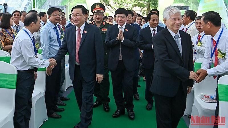 El expresidente del país Nguyen Minh Triet y el presidente de la ANV, Vuong Dinh Hue, junto con delegados al evento. (Fotografía: Nhan Dan)