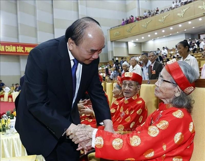 El presidente Nguyen Xuan Phuc saluda a los ancianos participantes en la ceremonia. (Fotografía: VNA)