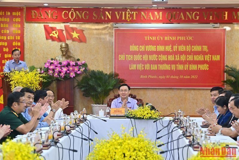 El presidente de la Asamblea Nacional de Vietnam, Vuong Dinh Hue, dirige la reunión. (Fotografía: Nhan Dan)