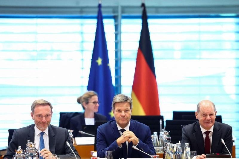 El canciller alemán, Olaf Scholz; el ministro federal de Finanzas, Christian Lindner, y el ministro federal de Economía y Protección Climática, Robert Habeck, en una reunión en Berlín, el 4 de octubre de 2022. (Fotografía: Reuters)