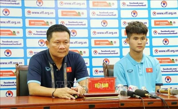 El entrenador Nguyen Quoc Tuan y el futbolista Le Dinh Long Vu responden a la prensa después del partido. (Fotografía: VNA)