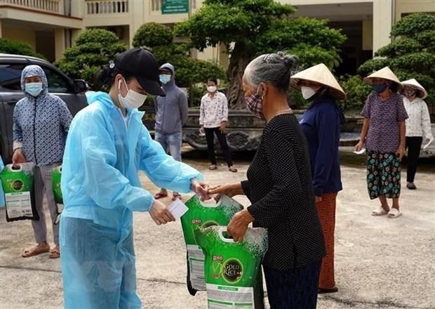 Entrega de ayudas a los habitantes necesitados en Vietnam. (Fotografía: VNA)