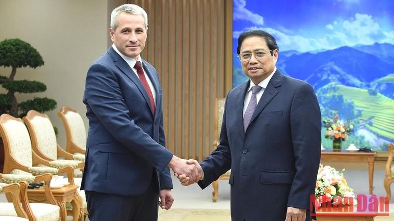 El primer ministro de Vietnam, Pham Minh Chinh (derecha), recibe al nuevo embajador de Bielorrusia, Uladzimir Baravikou. (Fotografía: Nhan Dan)