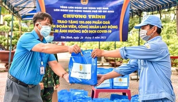 Entrega de ayudas a trabajadores afectados por el Covid-19 en Vietnam. (Fotografía: VNA)