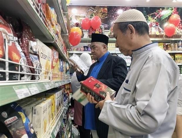 Los musulmanes realizan compras en una tienda de alimentos Halal en Ciudad Ho Chi Minh. (Fotografía: VNA)