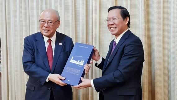 El subsecretario del Comité del Partido Comunista en Ciudad Ho Chi Minh y presidente del Comité Popular municipal, Phan Van Mai, y el asesor especial de la Alianza de Diputados de Amistad Japón-Vietnam, Takebe Tsutomu. (Fotografía: VNA)