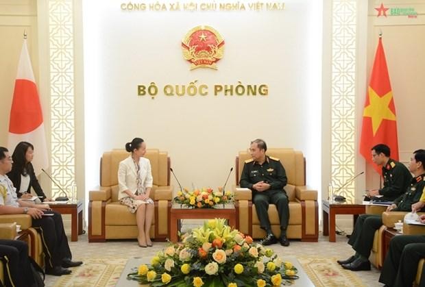 El teniente general Phung Si Tan, jefe adjunto del Estado Mayor General del Ejército Popular de Vietnam, recibe a Matsuzawa Tomoko, directora de Cooperación de Defensa en la Región Indo-Pacífico del Ministerio de Defensa de Japón. (Fotografía: qdnd.vn)