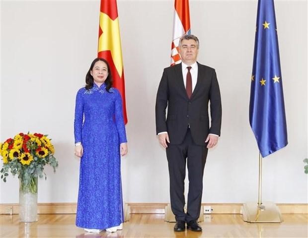 La vicepresidenta de Vietnam, Vo Thi Anh Xuan (izquierda), y el presidente de Croacia, Zoran Milanović. (Fotografía: VNA)