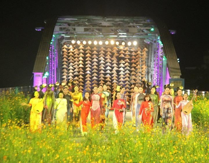 Desfile de la túnica vietnamita 'Ao dai' en un Festival de Oficios Tradicionales de Hue. (Fotografía: bvhttdl.gov.vn)