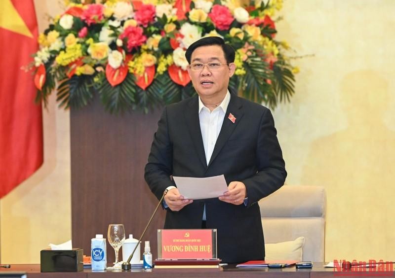 El presidente de la Asamblea Nacional de Vietnam, Vuong Dinh Hue, interviene en la reunión. (Fotografía: Nhan Dan)