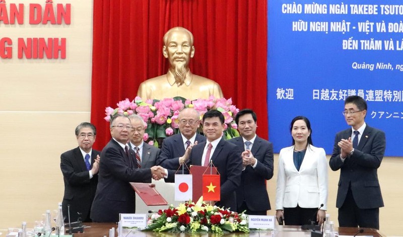 Acto de firma del acuerdo sobre fundación del Comité Organizador del festival. (Fotografía: baoquangninh.com.vn)