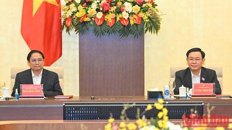 El primer ministro de Vietnam, Pham Minh Chinh (izquierda), y el presidente de la Asamblea Nacional, Vuong Dinh Hue, en la reunión. (Fotografía: Nhan Dan)