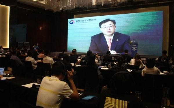 Park Yun-kyu, viceministro de Ciencia y Tecnología Informática de Corea del Sur, participan en el foro de forma virtual. (Fotografía: VNA)