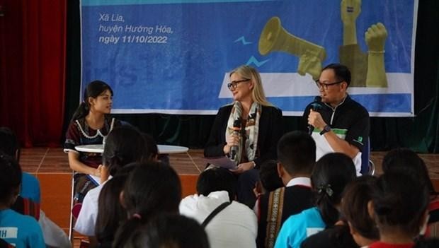 La embajadora sueca, Ann Måwe, se une a los estudiantes de la escuela primaria y secundaria de A Tuc, en Quang Tri, en una actividad divulgativa contra el matrimonio infantil, precoz y forzado. (Foto cortesía de la Embajada de Suecia en Vietnam)