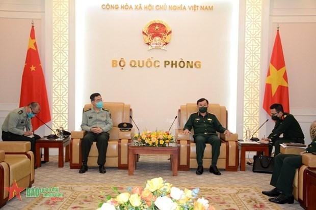 El viceministro de Defensa de Vietnam Hoang Xuan Chien y el agregado militar chino en el país, Pan Tao. (Fotografía: qdnd.vn)