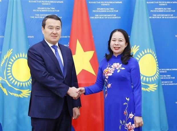 El primer ministro de Kazajstán, Alikhan Smailov, recibe a la vicepresidenta de Vietnam, Vo Thi Anh Xuan. (Fotografía: VNA)