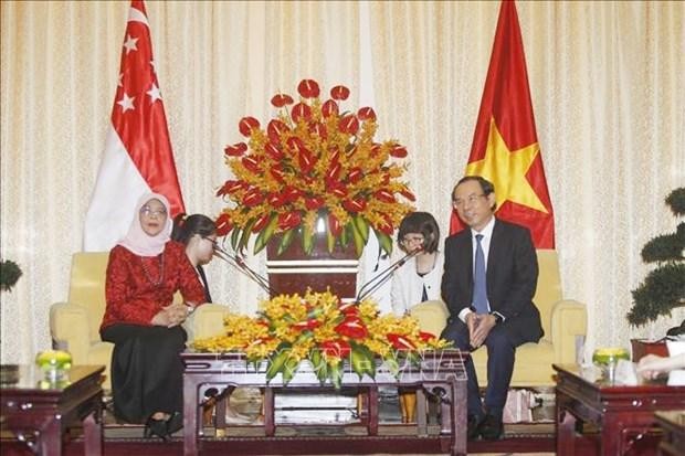 El miembro del Buró Político del Comité Central del Partido y secretario del Comité partidista en Ciudad Ho Chi Minh, Nguyen Van Nen (derecha), y la presidenta de Singapur, Halimah Yacob. (Fotografía: VNA)