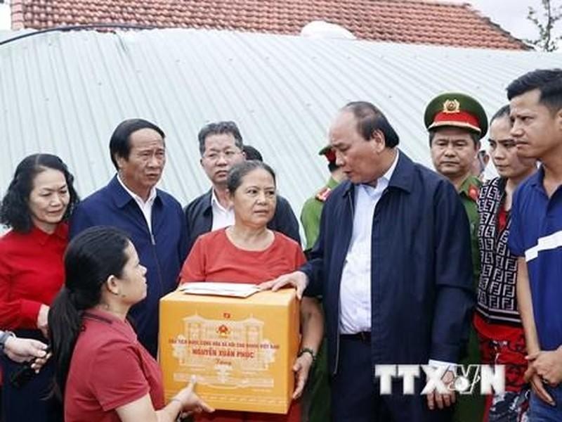 [Foto] Presidente de Vietnam inspecciona superación de daños causados ​​por tormenta