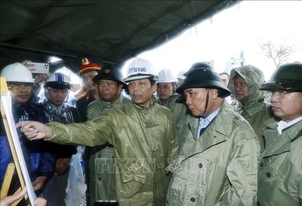 El presidente de Vietnam, Nguyen Xuan Phuc, inspecciona las tareas de prevención y control de tormentas e inundaciones en Da Nang. (Fotografía: VNA)