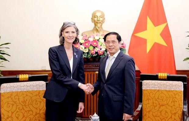La representante del PNUD en Vietnam, Ramla Al Khalidi, y el ministro de Relaciones Exteriores del país, Bui Thanh Son. (Fotografía: VNA)