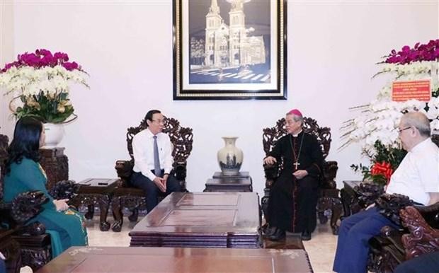 El miembro del Buró Político del Comité Central del Partido y secretario del Comité partidista en Ciudad Ho Chi Minh, Nguyen Van Nen, y el arzobispo José Nguyen Nang de la Arquidiócesis municipal. (Fotografía: VNA)