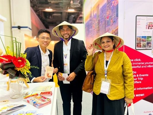 Visitantes internacionales al pabellón de Vietnam. (Fotografía: vanhoaonline.com.vn)