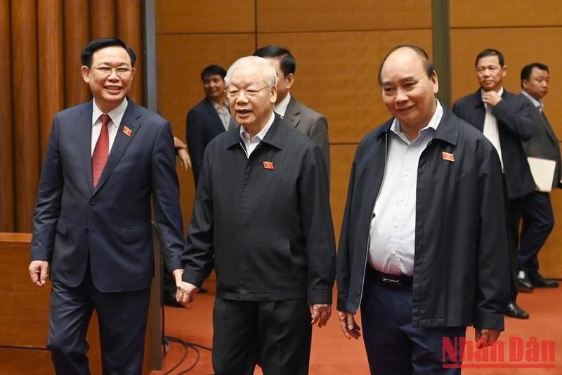 El secretario general del Partido Comunista de Vietnam, Nguyen Phu Trong (centro); el presidente del país, Nguyen Xuan Phuc (derecha), y el titular de la ANV, Vuong Dinh Hue, asisten a la sesión. (Fotografía: Nhan Dan)