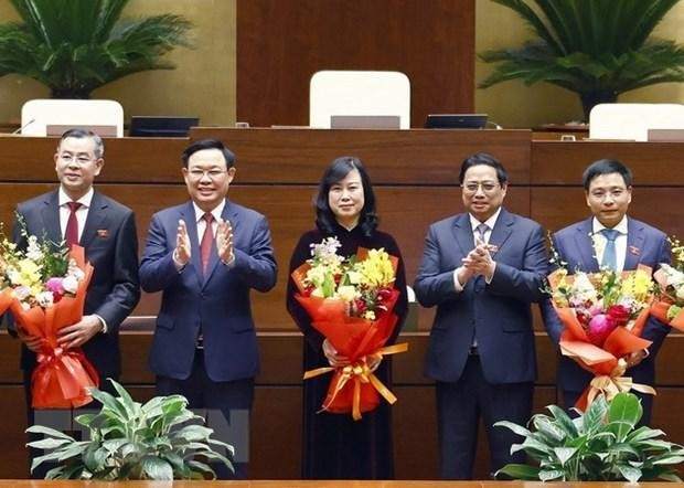 El primer ministro vietnamita, Pham Minh Chinh, y el presidente de la Asamblea Nacional, Vuong Dinh Hue, felicitaron al auditor general del Estado Ngo Van Tuan, la ministra de Salud Pública Dao Hong Lan y el titular del Ministerio de Transporte Nguyen Van Thang. (Fotografía: VNA)