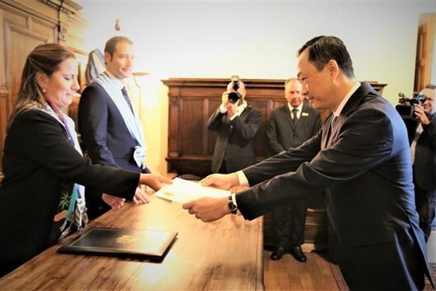 El embajador de Vietnam en Italia concurrente en la República de San Marino, Duong Hai Hung, presentó hoy en audiencia solemne sus cartas credenciales a los Capitanes Regentes, Maria Luisa Berti II y Manuel Ciavatta I. (Fotografía: VNA)