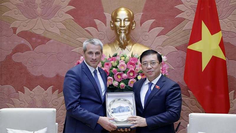 Entrega de un regalo de recuerdo al embajador de Bielorrusia en Vietnam, Uladzimir Baravikou (izquerda). (Fotografía: daibieunhandan.vn)