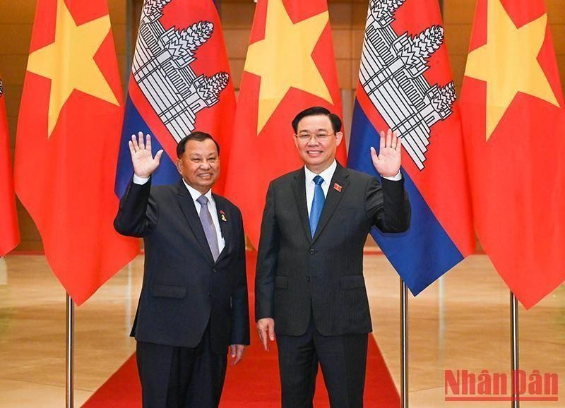 El presidente de la Asamblea Nacional de Vietnam, Vuong Dinh Hue (derecha), y el presidente del Senado de Camboya, Samdech Say Chhum. (Fotografía: Nhan Dan)
