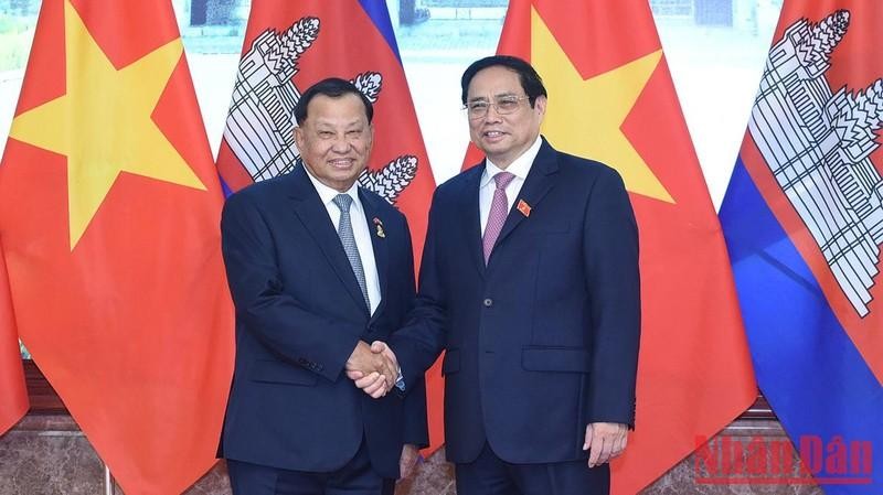 El primer ministro de Vietnam, Pham Minh Chinh (derecha), y el presidente del Senado de Camboya, Samdech Say Chhum. (Fotografía: Nhan Dan)