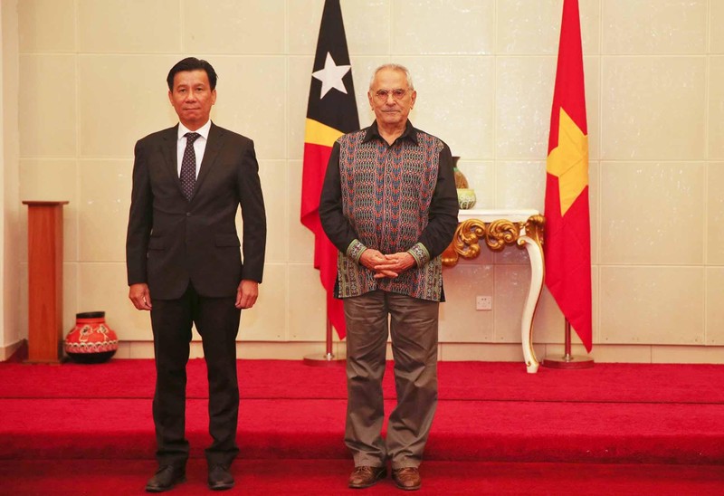 El presidente de Timor Oriental, José Ramos Horta (derecha), y el embajador de Vietnam en Indonesia concurrente en Timor Oriental, Ta Van Thong. (Fotografía: baoquocte.vn)
