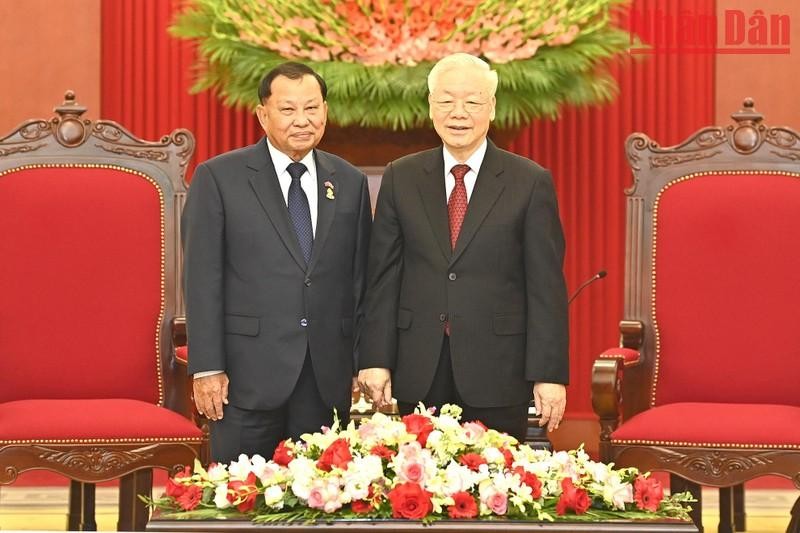 El secretario general del PCV, Nguyen Phu Trong (derecha), y el presidente del Senado de Camboya, Samdech Say Chhum. (Fotografía: Nhan Dan)