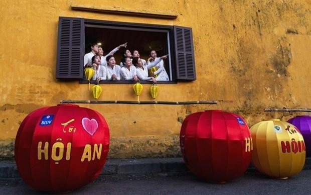Los artistas se unieron a una actuación con linternas en la ciudad de Hoi An. (Fotografía: Mai Thanh Chuong)