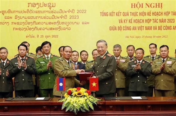 El ministro vietnamita de Seguridad Pública, To Lam, y el vice primer ministro y titular laosiano de Seguridad Pública, Vilay Lakhamhong, en el evento. (Fotografía: VNA)