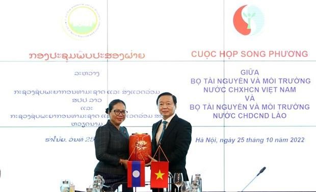 El ministro vietnamita de Recursos Naturales y Medio Ambiente, Tran Hong Ha, y su homóloga laosiana, Bounkham Vorachit. (Fotografía: VNA)