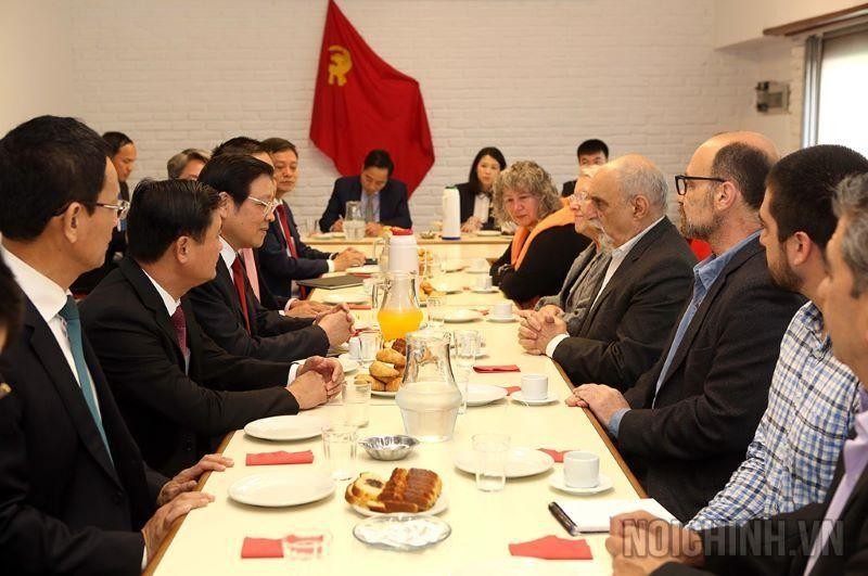 En la reunión con Jorge Kreyness, miembro del Buró Político y secretario encargado de Relaciones Internacionales del Comité Central del Partido Comunista de Argentina. (Fotografía: noichinh.vn)