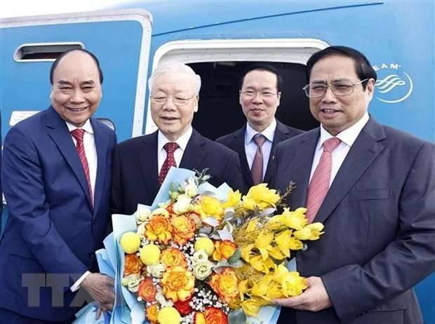 El secretario general del PCV, Nguyen Phu Trong, recibe flores del presidente del país, Nguyen Xuan Phuc, y el primer ministro, Pham Minh Chinh, antes de realizar su visita oficial a China. (Fotografía: VNA)