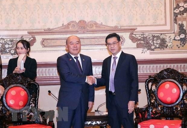 El vicepresidente del Consejo Popular de Ciudad Ho Chi Minh Nguyen Van Dung (derecha) y Hang Chang Hwa, titular de la Asociación de Amistad Internacional del Consejo de la provincia sudcoreana de Gyeongsangbuk. (Fotografía: VNA)