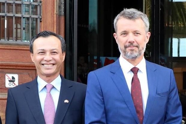 El embajador de Hanói en Copenhague, Luong Thanh Nghi, y el príncipe heredero de Dinamarca, Federico. (Fotografía: VNA)
