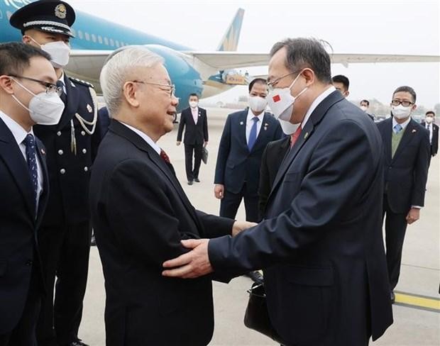 Liu Jianchao, jefe del Departamento de Enlace Internacional del Comité Central del Partido Comunista de China, recibe al secretario general del PCV, Nguyen Phu Trong, en el aeropuerto de Pekín. (Fotografía: VNA)