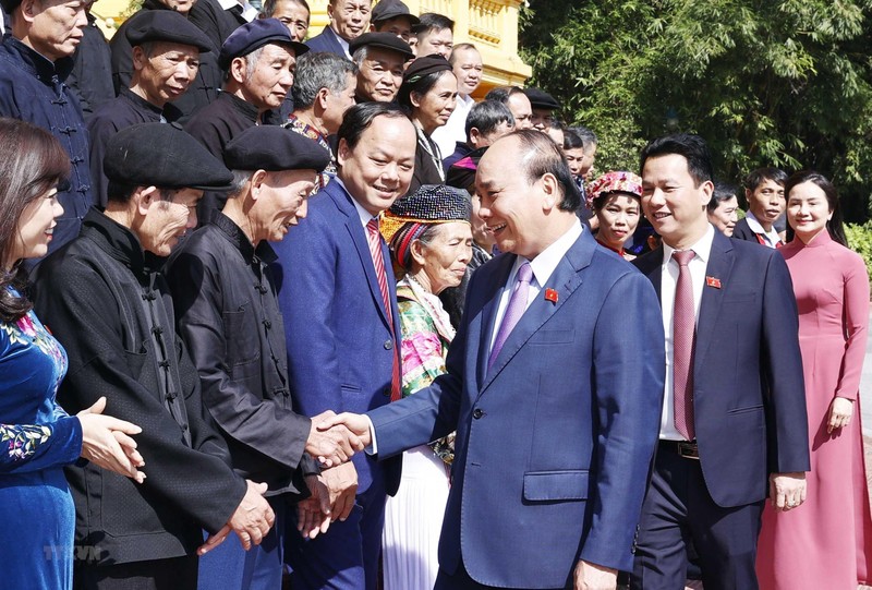 El presidente de Vietnam, Nguyen Xuan Phuc, y personas prestigiosas en la provincia de Ha Giang. (Fotografía: VNA)
