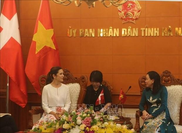 Reunión entre la princesa heredera María Isabel y la subsecretaria del Comité partidista en Ha Nam Dinh Thi Lua. (Fotografía: VNA)