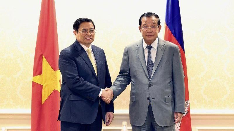 El primer ministro de Camboya, Samdech Hun Sen (derecha), y su homólogo vietnamita, Pham Minh Chinh. (Fotografía: Swift News)