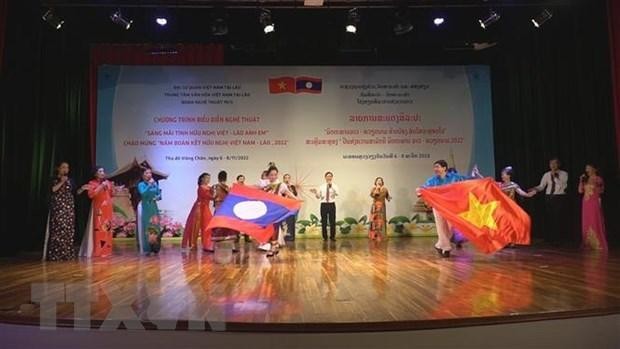 Efectúan un programa artístico por el Año de Solidaridad y Amistad Vietnam-Laos. (Fotografía: VNA)
