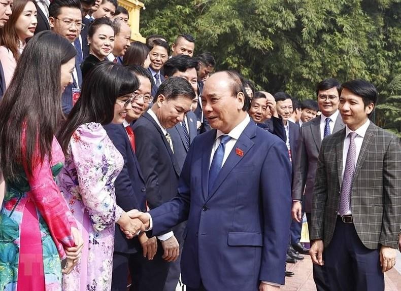 El presidente Nguyen Xuan Phuc saluda a los emprendedores. (Fotografía: VNA)