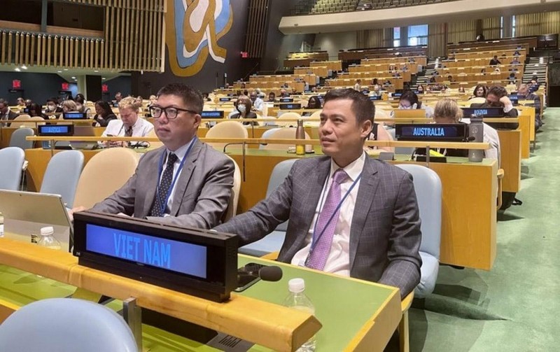 El embajador Dang Hoang Giang (derecha), jefe de la misión de Vietnam ante la ONU. (Fotografía: VOV)