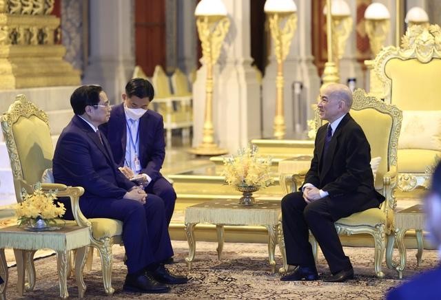 El primer ministro de Vietnam, Pham Minh Chinh, y el rey de Camboya, Norodom Sihamoni. (Fotografía: VGP)